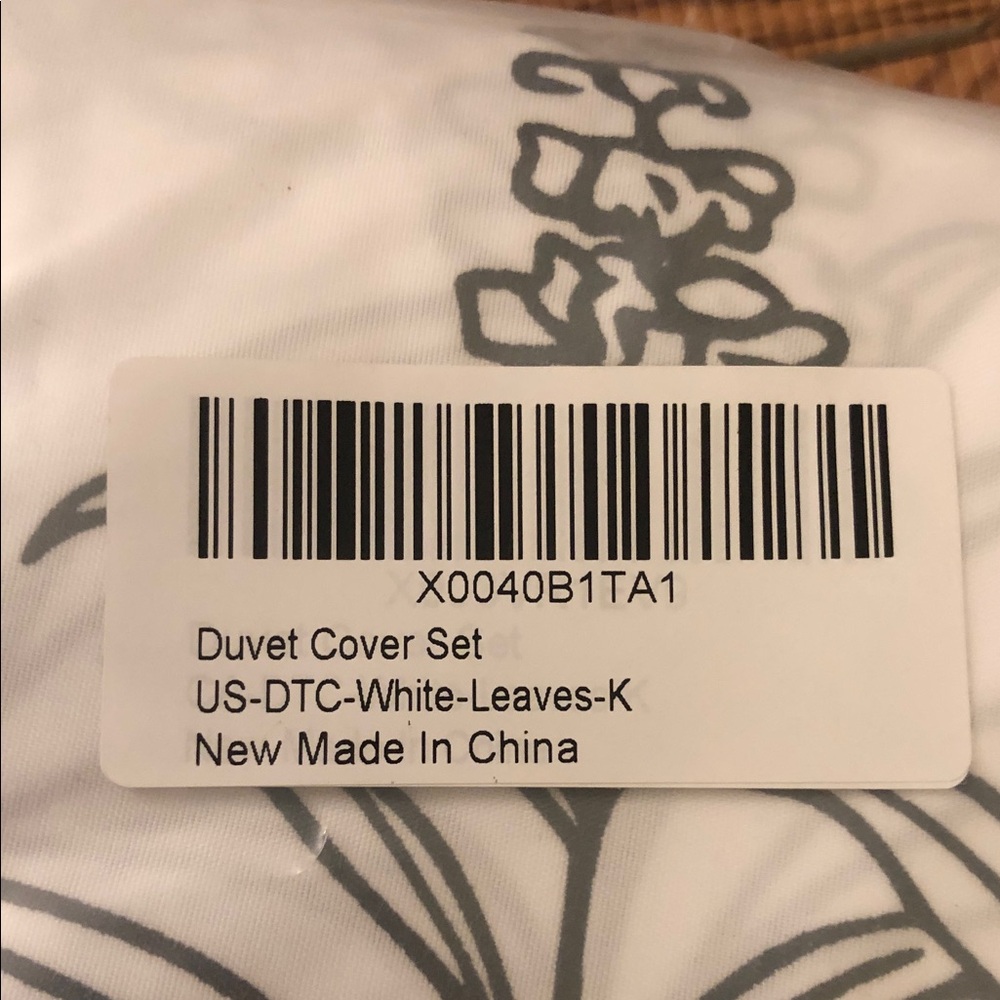 🆕Amazon White and Gray Floral Duvet Cover Set. size King - Picture 2 of 9